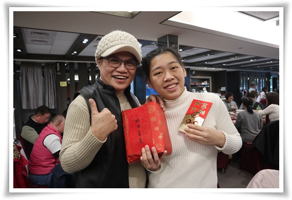 小雨妈妈感谢伊甸的付出，让女儿从容易情绪失控自伤、大哭，蜕变到能承担责任，还能上台表演。