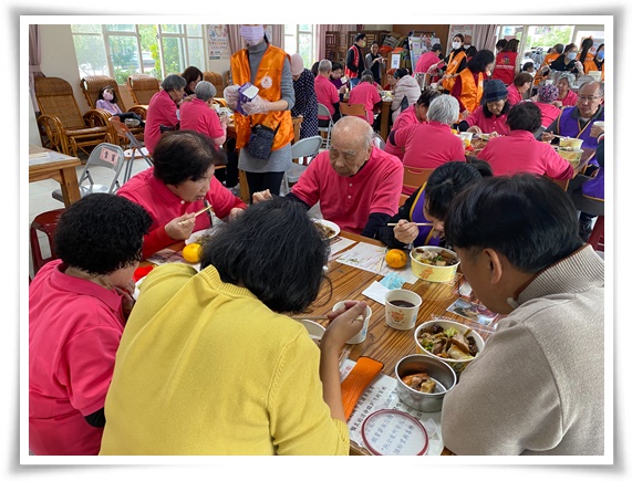 今(24)日头城武营站办爱围炉，长辈还有老师与工作人员一起欢喜抬杠呷围炉。