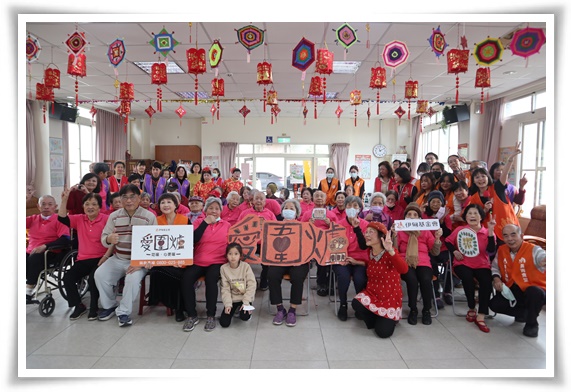 伊甸头城武营站办爱围炉，大家一起合照留念，现场因长辈的作品更添年味。
