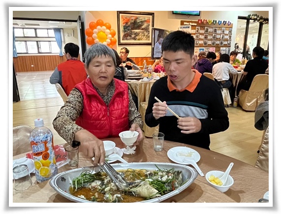 妈妈为儿子小凯夹菜，围炉气氛温馨