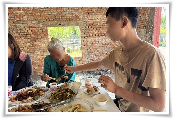 翔翔和姑姑相处融洽，为姑姑夹菜