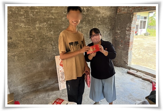 伊甸社工送上应景红包礼