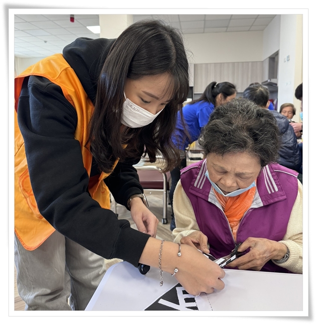 台湾美光内存员工们亲自来到伊甸台中颐福社区式长照机构，陪伴长辈欢度佳节