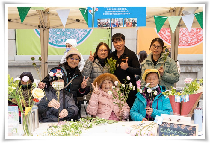在花藝師的帶領,長輩用巧手,綁出一束束溫暖的花