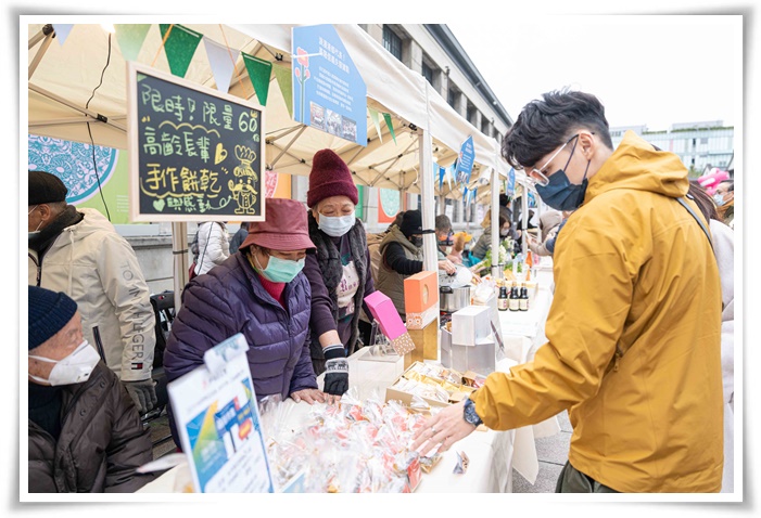 來自基隆失智據點的長輩,準備美味甜點與民眾分享