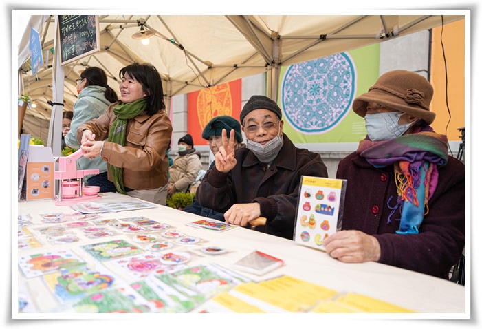 與插畫家weiweiboy一起完成作品的北投日照長輩,在創作中展現創意