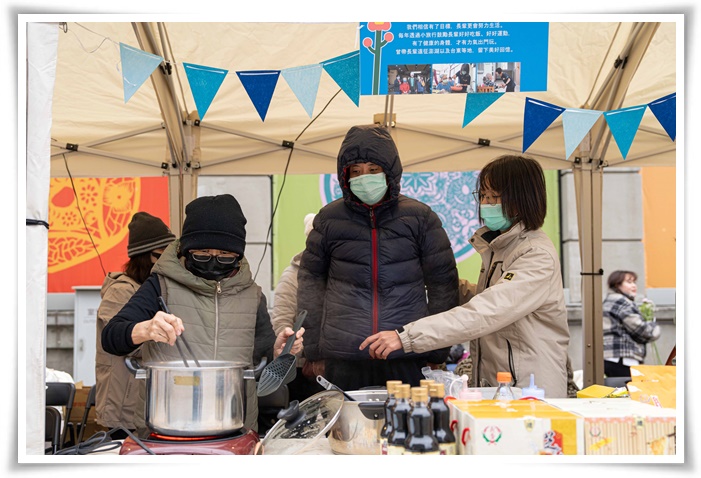 遠從屏東而來的長輩,帶來在地特產,受到民眾歡迎