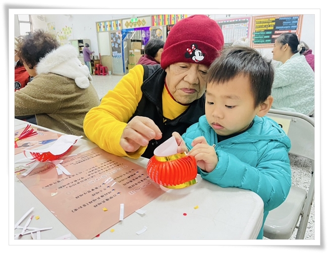 借由手作过程，让幼童及长辈一起发挥创意