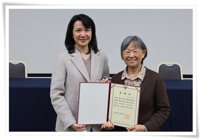 真理大学校长李宜芳（左）感谢伊甸董事曹爱兰（右），为真大教职员工演讲，分享自主老年观念