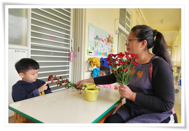 让幼童实际触摸观察花