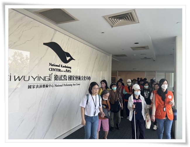 视障朋友听着导览老师详细的介绍，认识卫武营的建筑历史