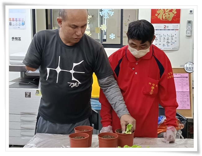 伊甸屏东日暄会所会员阿强(右)在学习园艺里找到专注与平静