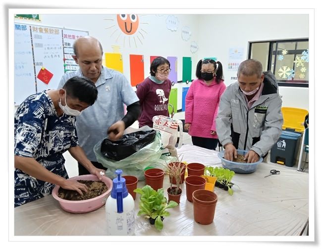 透过园艺疗愈，会员们学习照护植物，也学会如何照顾自己的心