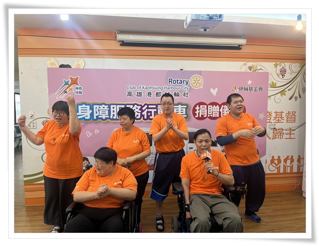 温馨家园身障青年唱出感谢有您