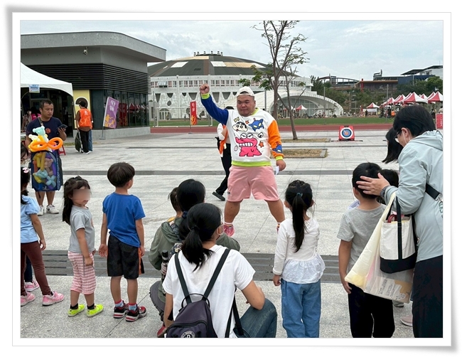 现场Mic哥哥互动表演，吸引小朋友的目光