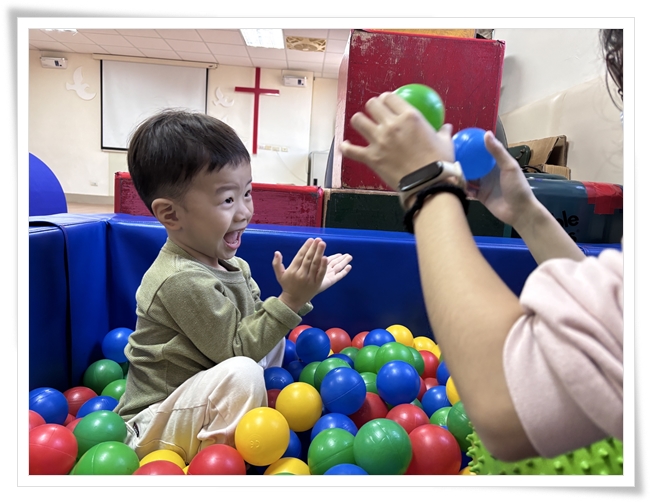 两岁半的小豆子，经过早疗支持，现在已经可以自己吃饭、自己上课了呢