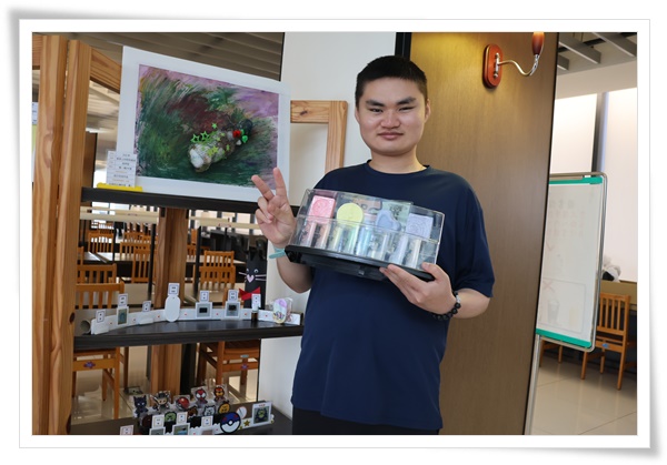 在伊甸老师的引导下，自闭症的阿辰运用多元媒材，完成了大幅的艺术创作《草原上的明亮灯塔》。