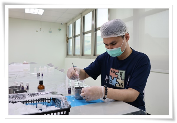 自闭症的阿辰，在伊甸教保老师的陪伴下，一步步的学会制作手工肥皂的技巧。