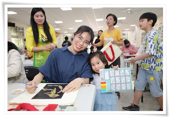 来自越南的阮玉玄，开心与女儿一起参与活动