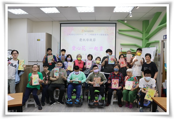 今(7)日伊甸国光日照中心与三峡长者据点，办理母亲节卡片DIY体验活动