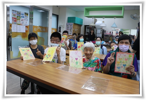 伊甸三峡国光日照中心学员与长辈们一起展示成品