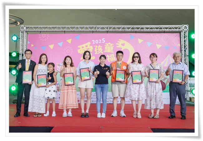 伊甸副執行長張靜薇頒發感謝狀,感謝高雄企業的支持