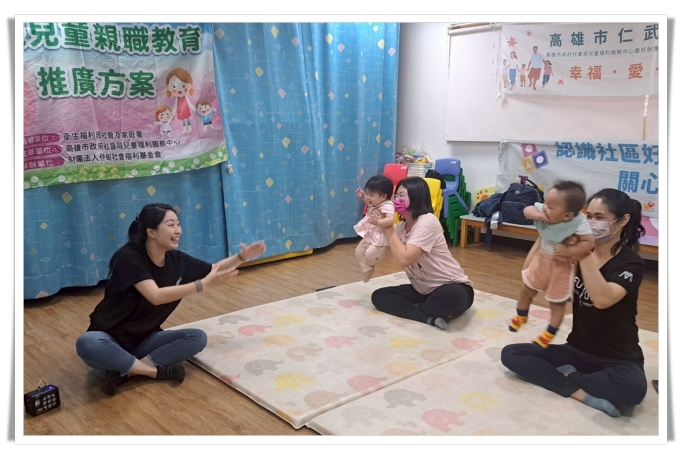 0至1歲寶寶課程，以輕柔的搖擺、伸展、觸摸遊戲為主