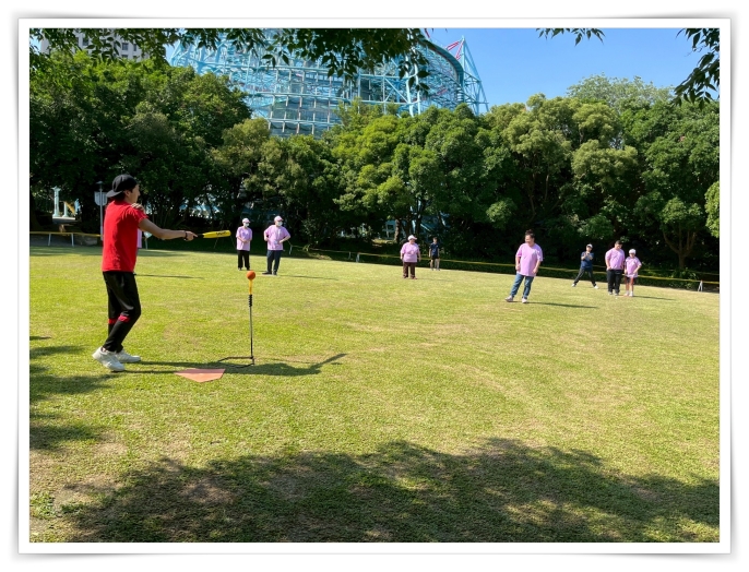 World Gym陪伴小作所學員練習樂樂棒球