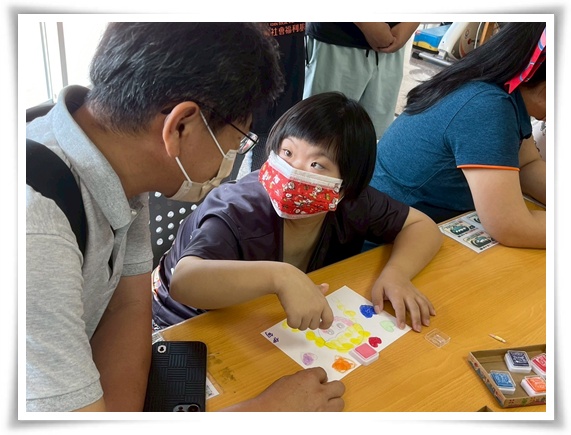 香柏樹智青以指壓顏料的方式盡情展現獨特創作