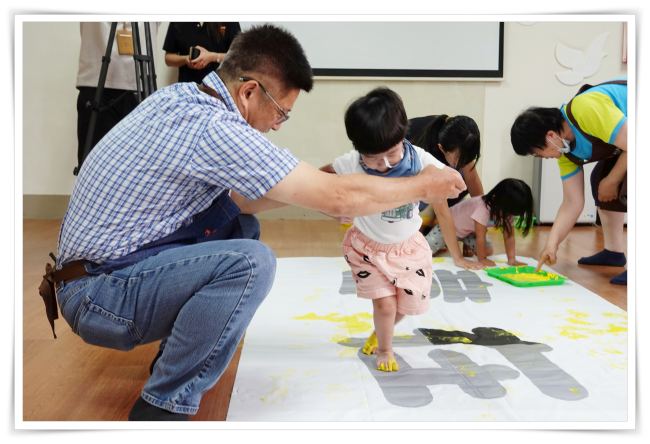 兩歲多的小安，經早療服務後，已能放手走路