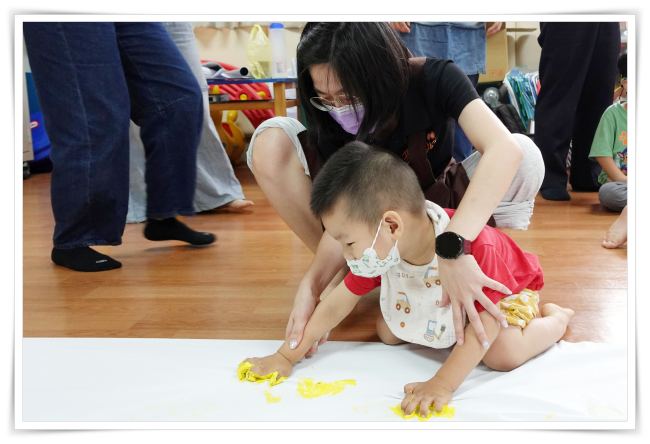 活動現場慢飛天使在老師協助下，一起創作，留下愛與祝福