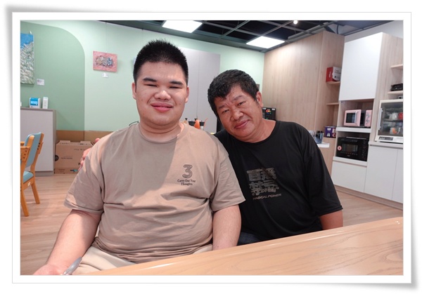 來到以利亞小作所後的小育(左)笑容與自信都變多了，爸爸感到十分欣慰。