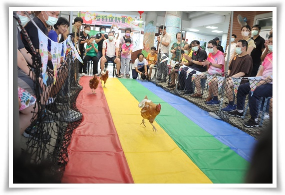 「第四屆友雞運動會」雞選手披上住民手作戰袍 邁出自信步伐 向前衝刺