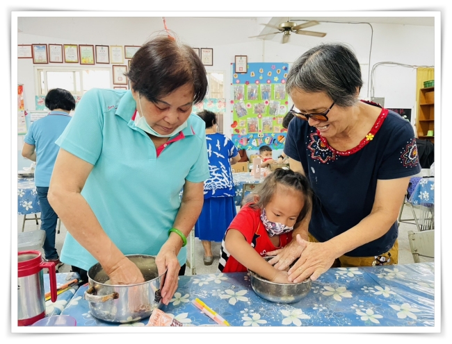 伊甸邀請社區長輩與慢飛天使一起料理，促進代間互動