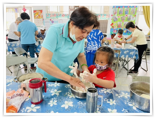 料理過程，不僅可以培養孩子的精細動作，同時能提升社會互動能力