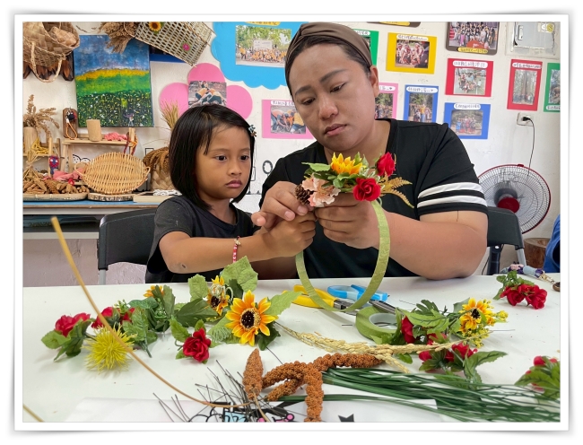慢飛天使小琳,與媽媽一起完成獨一無二的花環