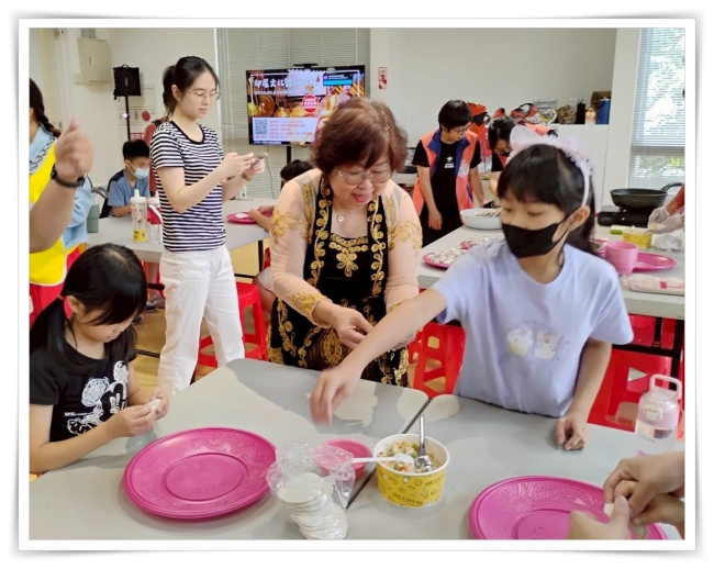 廖春紅老師教大家製作印尼點心