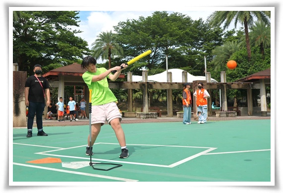 在彭福小作所的引導教學下，小靜從參與度極低，進步到不論是代工、手作，甚至是運動，都展現出驚人的潛力。