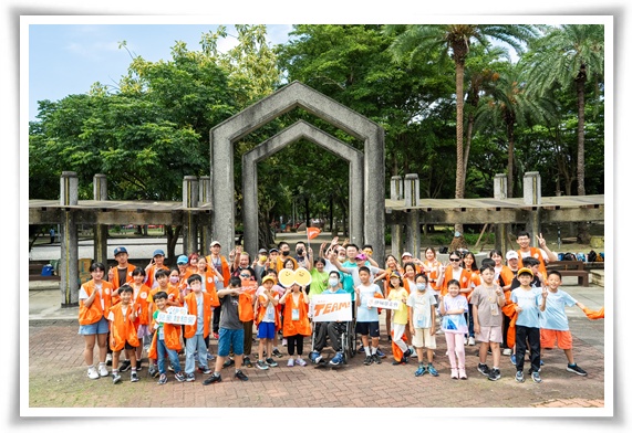 伊甸彭福小作所與志工活動中心跨專業合作，共同辦理兒童體驗營，讓服務對象與孩子互動中學習。