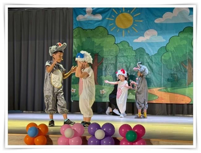 「我是大野狼！」慢飛天使翔翔（左一）氣勢登場，用笑容和自信征服全場觀眾