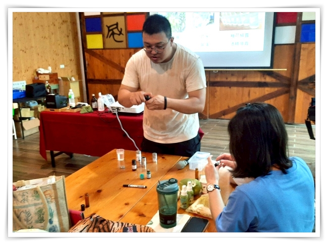 大川果園的青農達人鄭彥甫帶領大家製作酒精噴霧