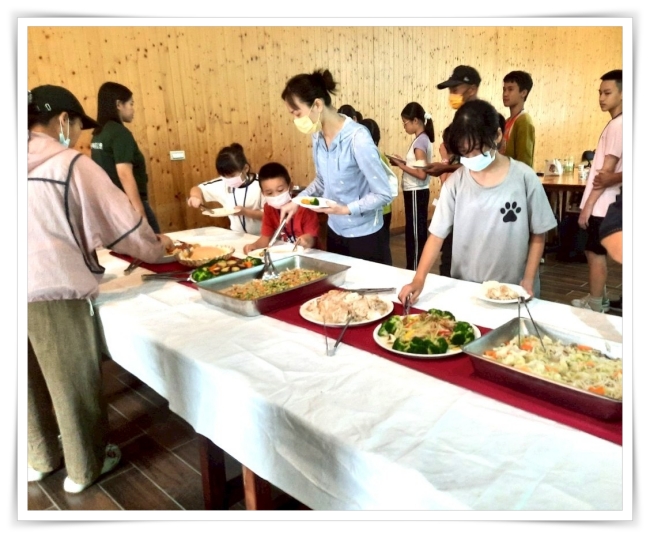 大家一起享用椰漿飯與柚香雞等異國料理