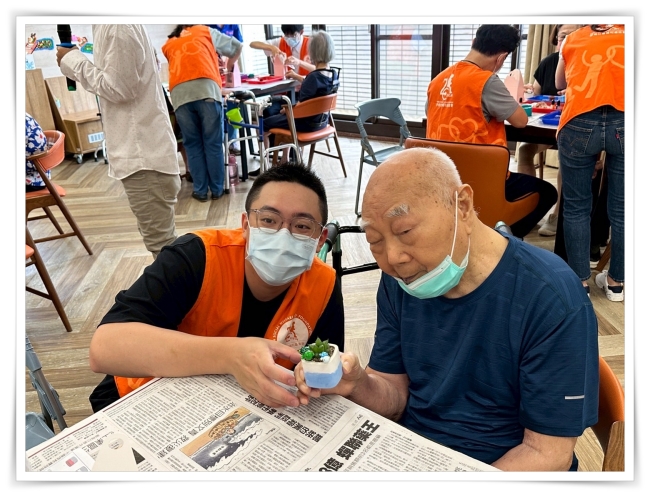 志工夥伴陪伴長輩種多肉植物
