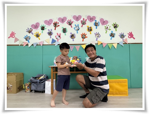 親手送上黏土相框，送給爸爸