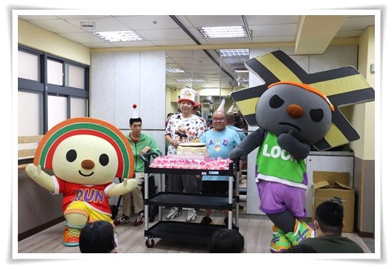 三位八月壽星在OPEN將和LOCK將還有同學們的陪伴下快樂慶生