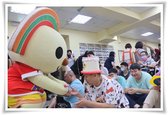 OPEN將一一把禮物分送給學員們