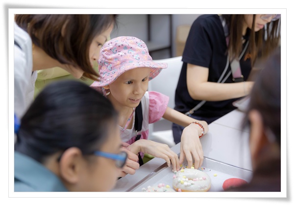 小綺在家人老師的陪伴下,開心地嘗試了人生中第一次的甜甜圈DIY體驗。