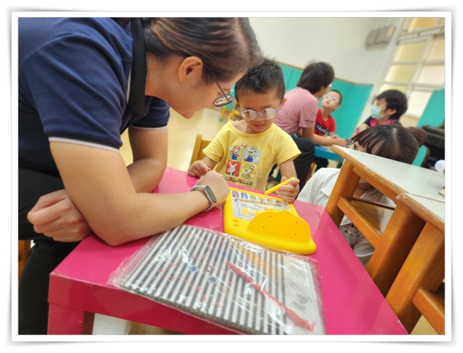 義診後，透過復能計畫，協助孩子眼位調整訓練