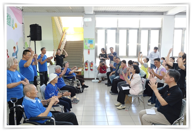 伊甸雲林二崙頤福社區式長照機構長輩表演