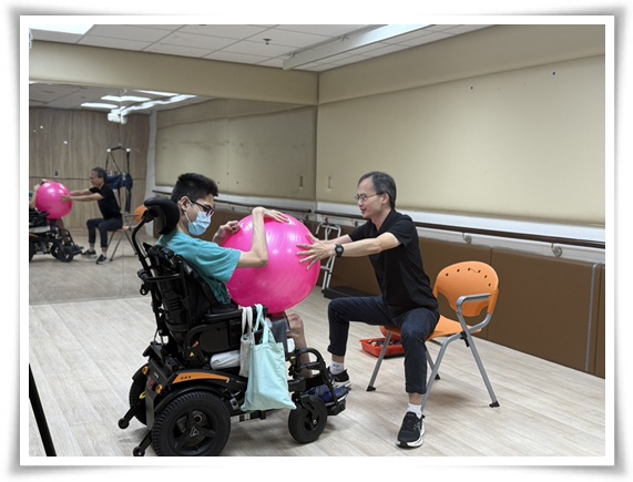 藉由瑜珈球，訓練學員手部肌肉以及端正坐姿